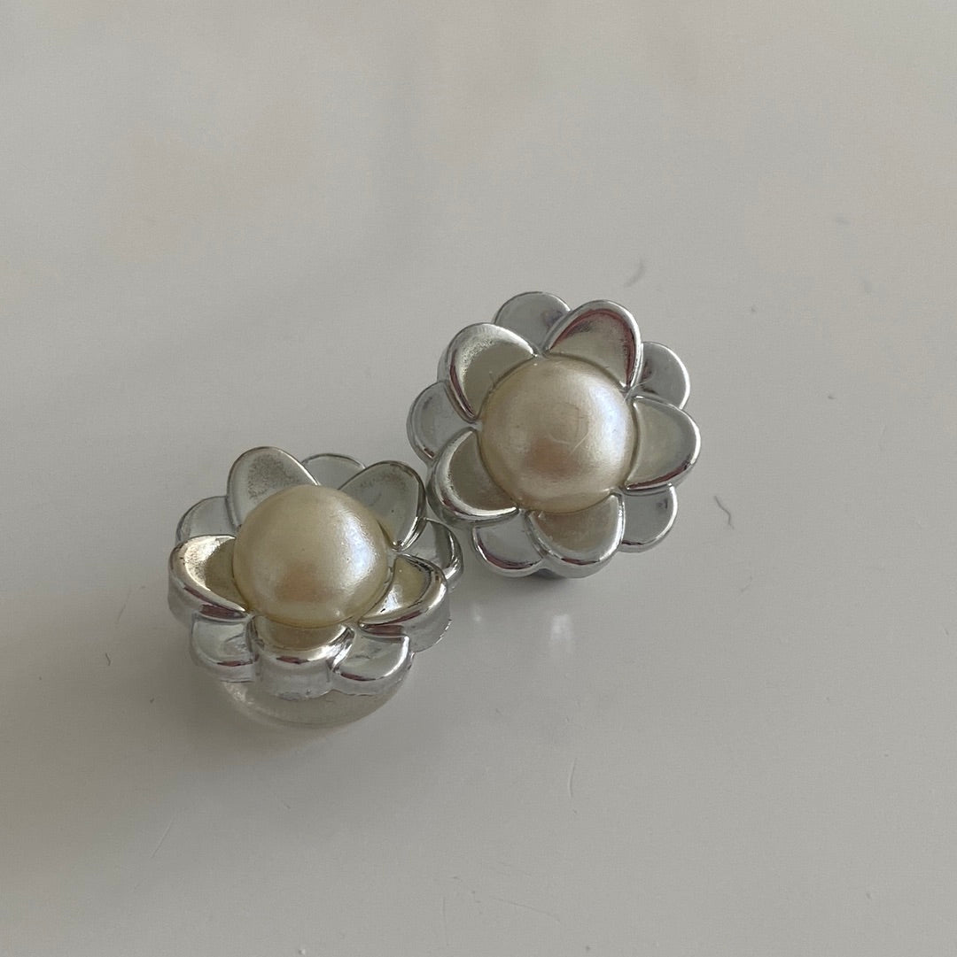 Pearl Set in Silver Flower